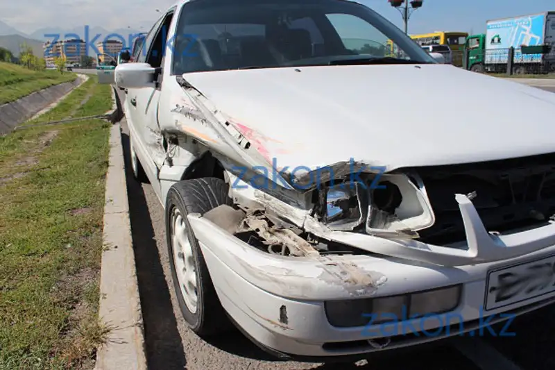 Крупное ДТП произошло сегодня утром в Алматы на Восточной объездной (фото) Крупное ДТП произошло сегодня утром в Алматы на Восточной объездной (фото), фото - Новости Zakon.kz от 22.08.2013 19:51