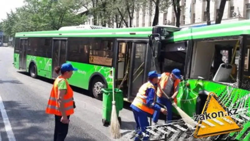 В ДТП с двумя автобусами в Алматы пострадали 18 человек