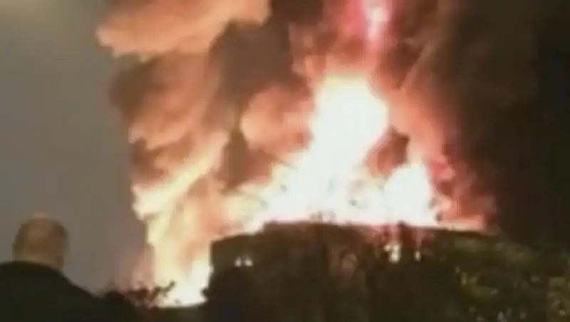 После взрывов в пригороде Лондона вспыхнуло здание телекомпании