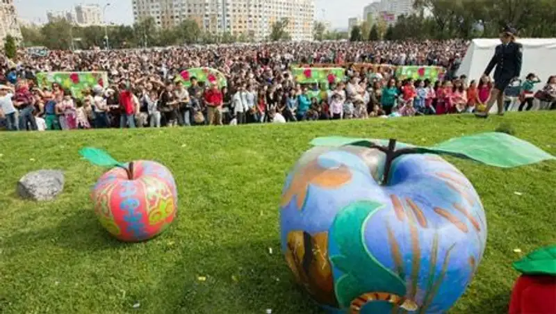 50 тонн яблок завезут в Алматы к Дню города