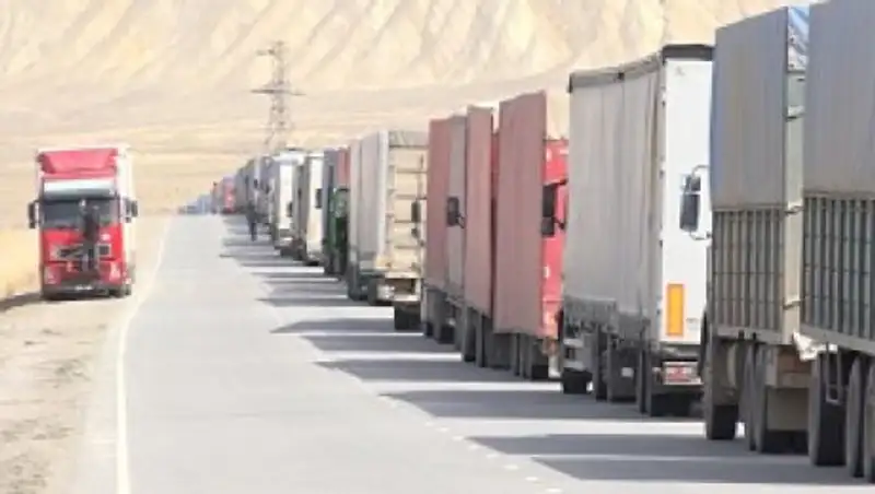 Грузоперевозчики требуют отставки главы МИД Кыргызстана