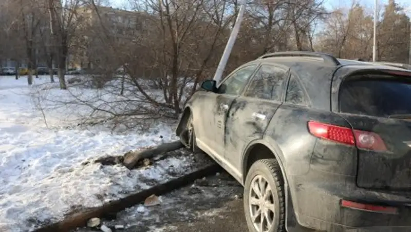 Infiniti снесла уличный фонарь в Алматы