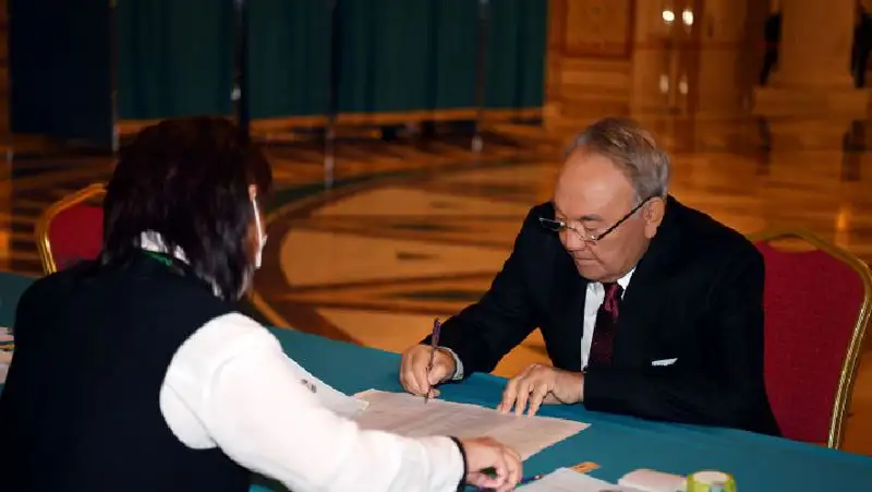 Назарбаев поздравил Токаева с победой на выборах президента Казахстана