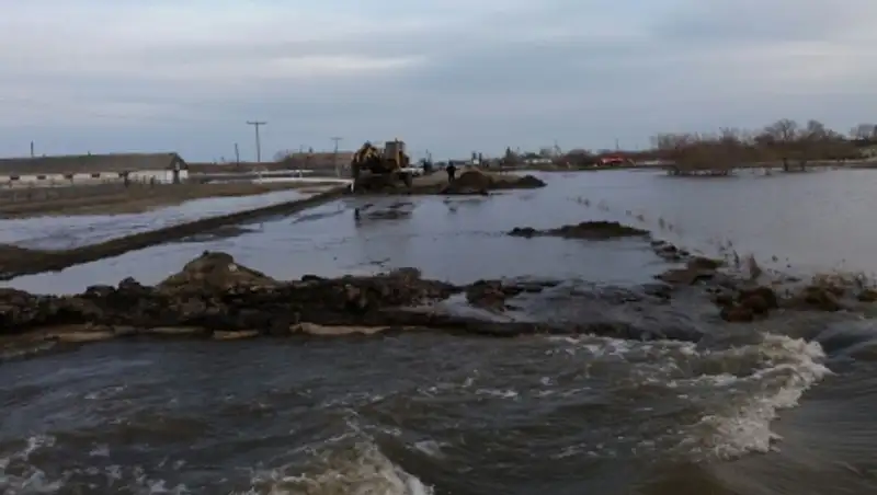 На окраинах улиц села Донецкое в СКО произошло подтопление