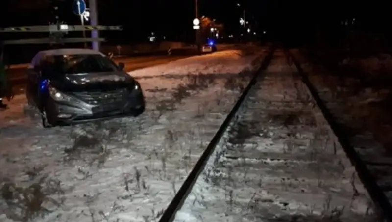 Автомобиль врезался в поезд в Алматы