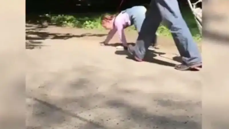 В Екатеринбурге бабушка выгуливала маленькую внучку на поводке
