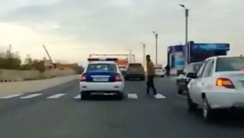 Сотрудника мангистауской полиции, не пропустившего пешехода, обещали оштрафовать