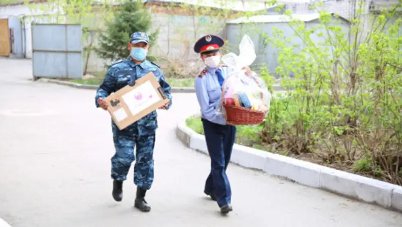 Полицейские ВКО оказывают помощь детям погибших коллег