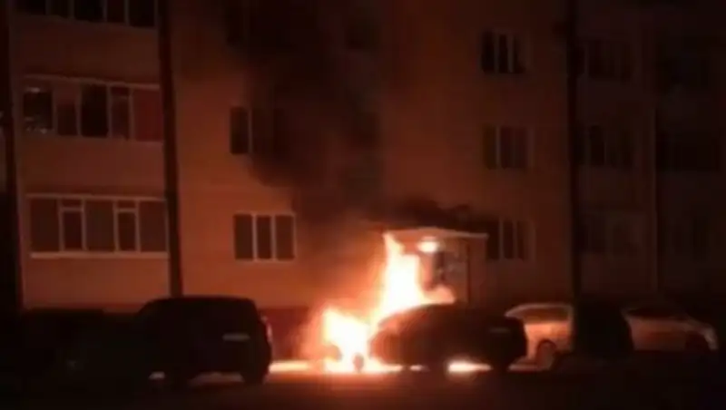 В Актобе во дворе жилого дома сгорел автомобиль
