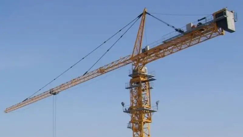 В Турции дисквалифицированный тренер наблюдал за матчем со строительного крана