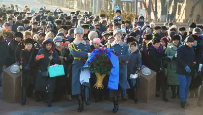 Возложение монумент «Тәуелсіздік таңы», фото - Новости Zakon.kz от 17.12.2021 14:06