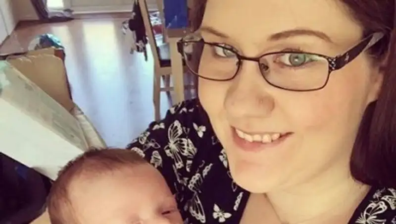 Мечтавшая стать мамой женщина умерла, едва покормив сына грудью