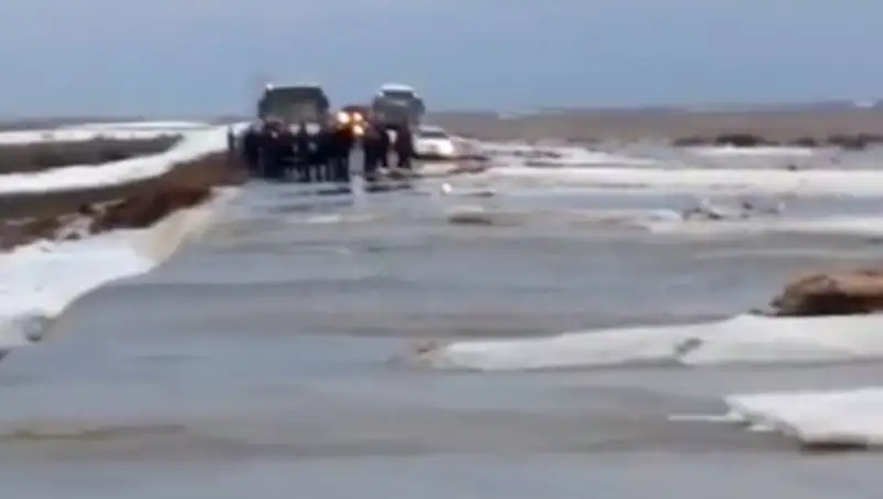 Плотину водохранилища прорвало в Карагандинской области. Кадры с места ЧП
