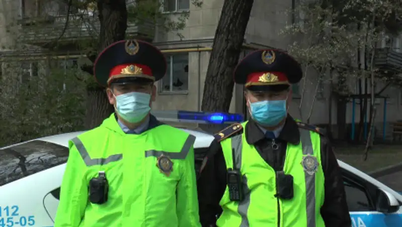 Приехавшие на вызов о драке полицейские Алматы спасли двух мужчин от пожара