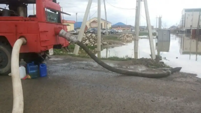 В поселке Макат Атырауской области работы по откачке воды завершены