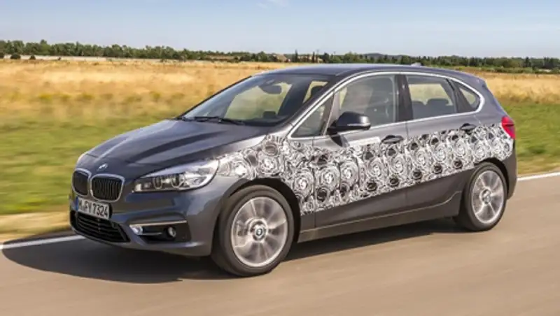 BMW представил гибридный компактвэн-розеточник