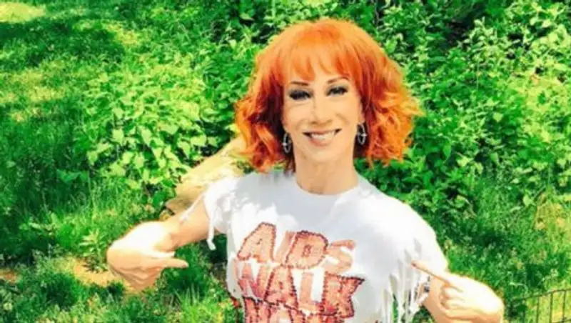 В США женщина-комик извинилась за публикацию снимков с муляжом головы Трампа