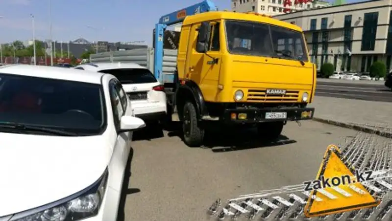 В Астане водитель КамАЗа протаранил несколько припаркованных машин и сбежал
