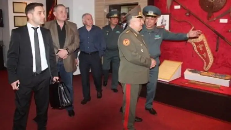 Начальник Генштаба ВС Армении посетил Военный институт в Алматы, где он учился