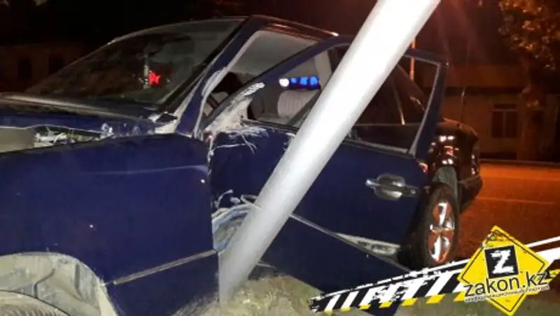 В Алматы водитель Mercedes не справился с управлением и снес фонарь