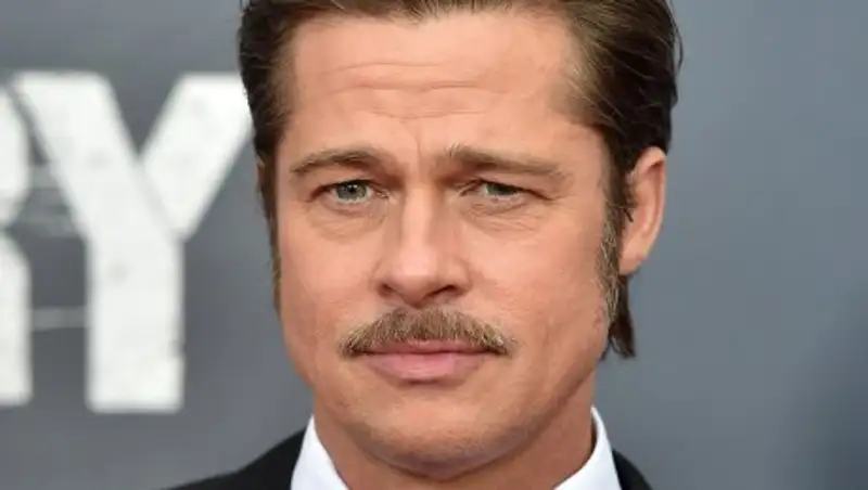 Брэд Питт встречается с двумя женщинами сразу