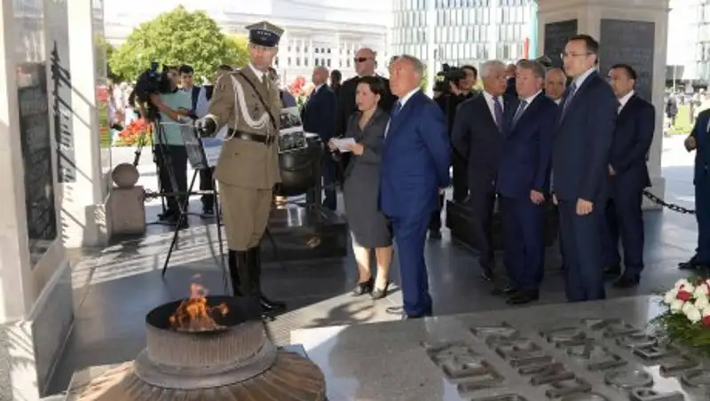Назарбаев принял участие в церемонии возложения венка к могиле Неизвестного солдата