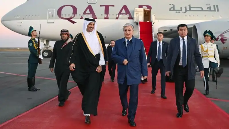 Токаев встретил в столичном аэропорту эмира Катара