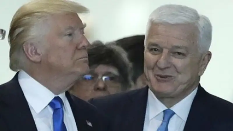 Черногорский премьер подтвердил право президента США стоять впереди всех