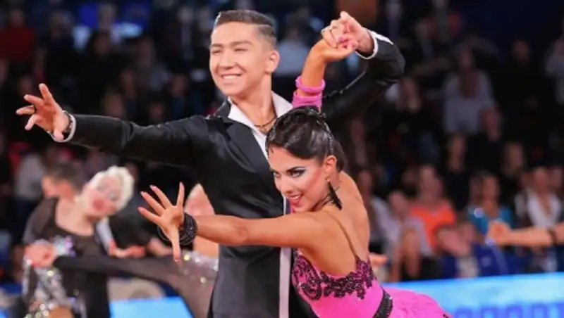 Свои лучшие выступления в спортивных танцах комментирует казахстанка Лия Казбекова