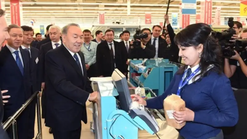 Стало известно, что купил Н. Назарбаев во время посещения алматинского гипермаркета