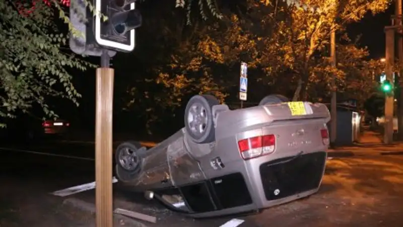 Очередное ДТП с "перевертышем" произошло в Алматы