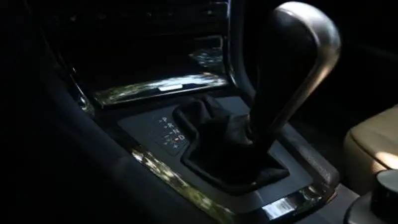 Девушек, высунувшихся в люк авто, сняли на видео в Алматы