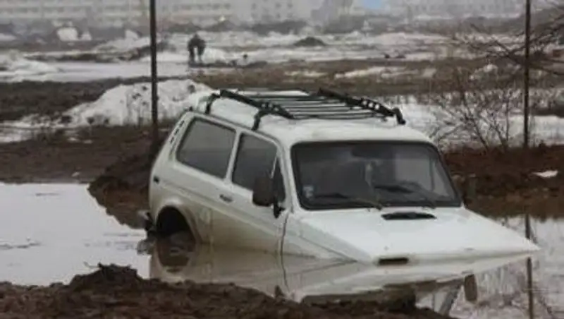 Поликлиника в Уральске из-за паводка оказалась отрезанной от мира