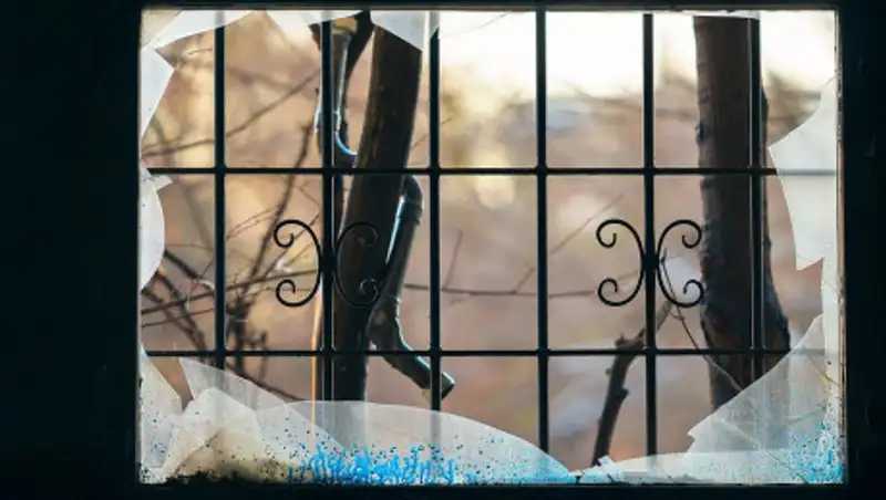 Range Rover снес забор частного дома в Алматы