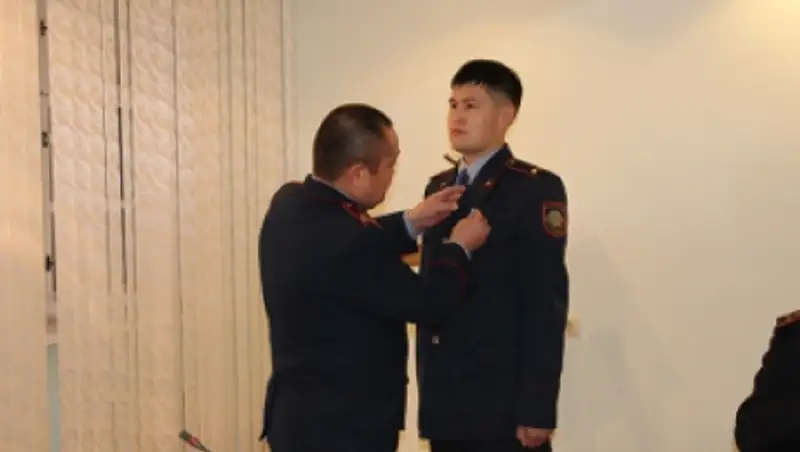 Двум полицейским ЗКО вручили медали за отвагу