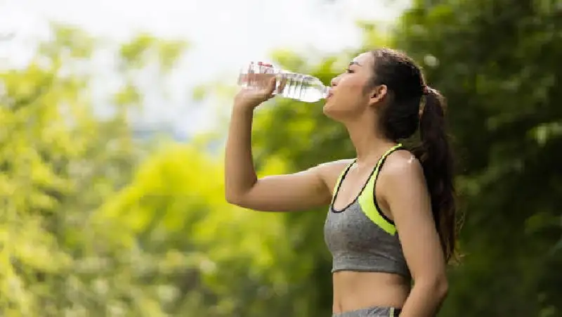 Как правильно пить воду в жару