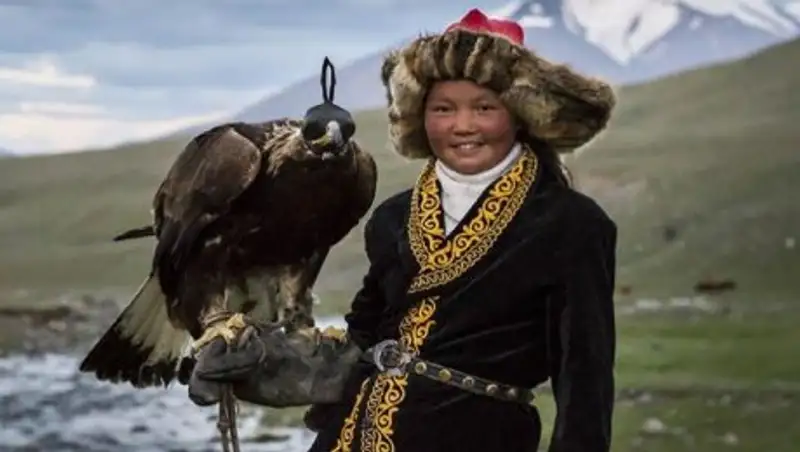 Девочку-беркутчи из Монголии впечатлили верблюжьи гонки в Казахстане