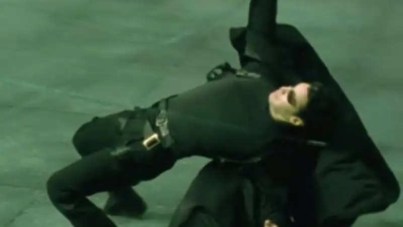 Киргизский кикбоксер во время боя повторил трюк из «Матрицы»