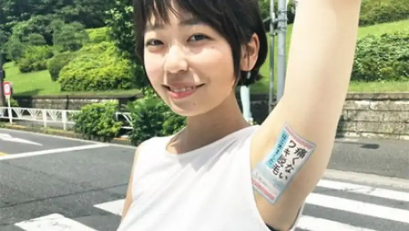 На подмышках японок нашли место для рекламы