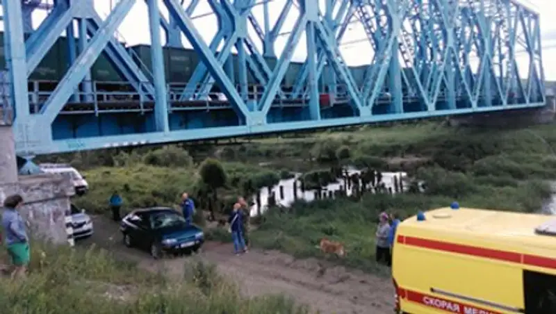 Брянский подросток во время селфи упал с моста на высоковольтные провода