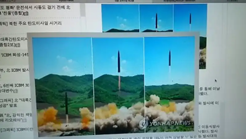 КНДР показала фото испытанной во вторник межконтинентальной ракеты