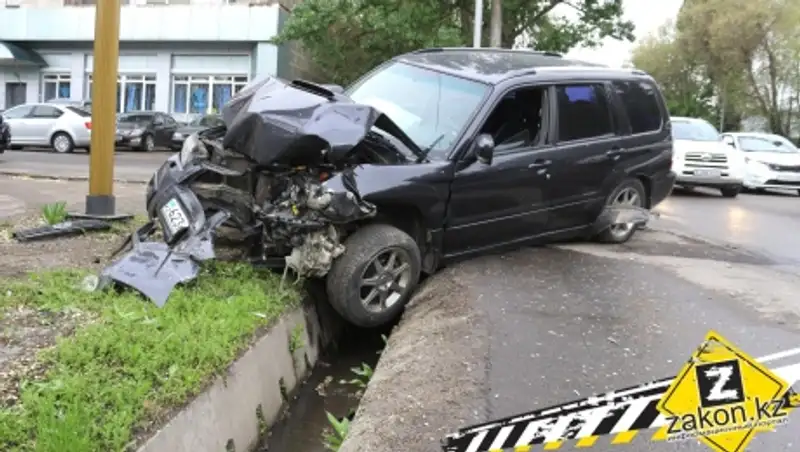 В Алматы после сильного лобового столкновения машины выбросило с дороги 