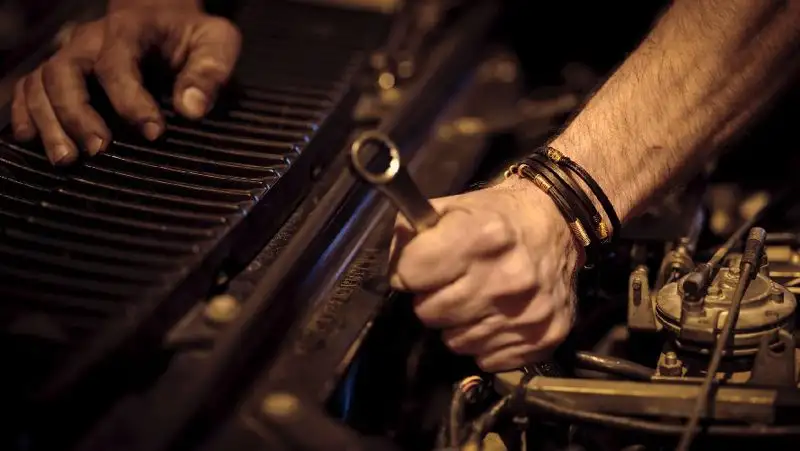 «Каменный век»: 10 человек избили двух работников СТО в Алматы