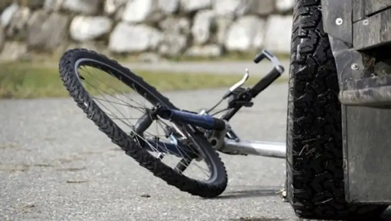 Алматинке ампутировали ногу после ДТП с мусоровозом