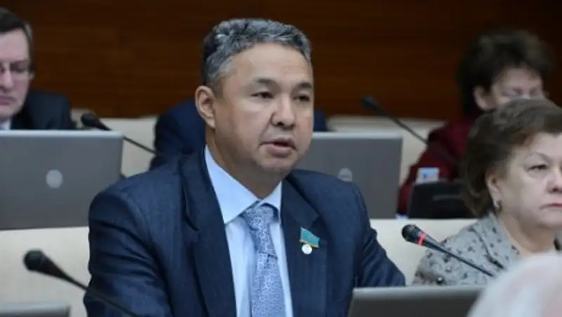 «Ак жол» требует информацию о мерах, принятых к пилоту «Эйр Астаны», задержанному с наркотиками