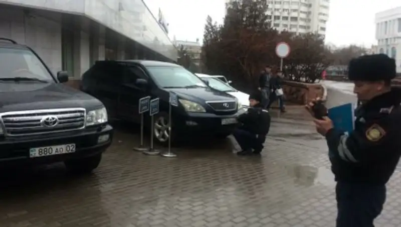 Алматинских водителей наказывают за стихийные парковки