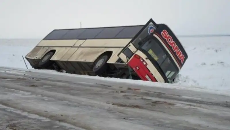 Автобус с пассажирами опрокинулся на трассе в Карагандинской области