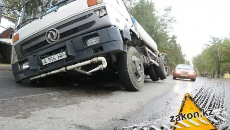 В Алматы под водовозом провалился свежий асфальт