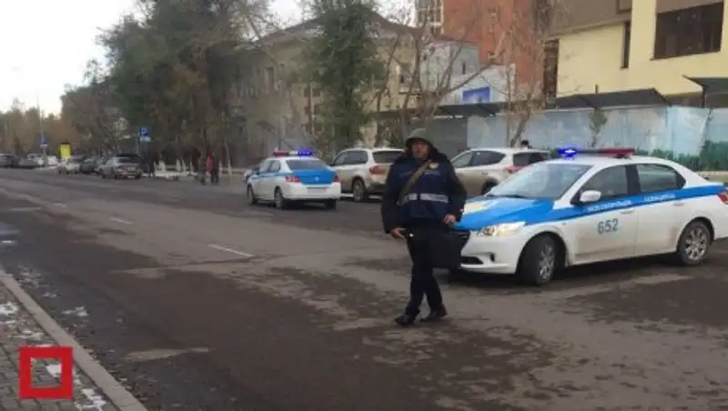 Силовики оцепили офисное здание в Астане