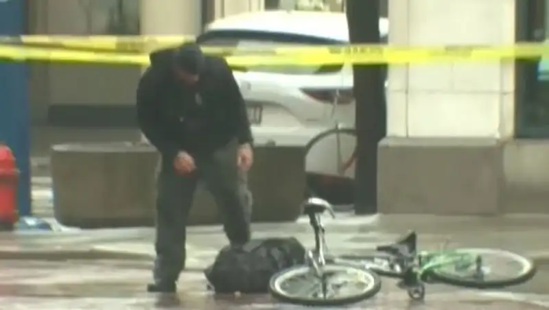 В США полиция набросилась на велосипедиста, "разминировавшего" рюкзак